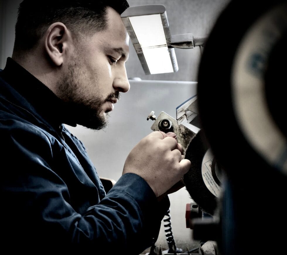 Termineur au touret de polissage, à l’atelier du Locle