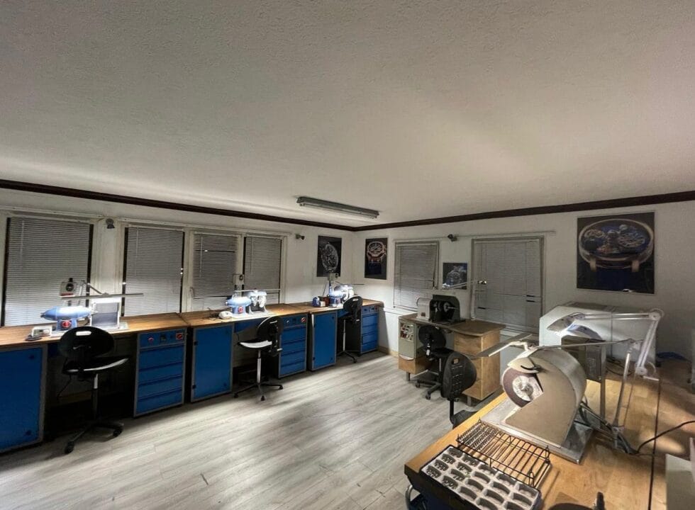 Salle des établis de polissage de l’atelier